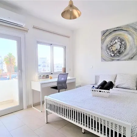 Spacious Lightflooded 2br / Near Center & Harbour * Lárnaka