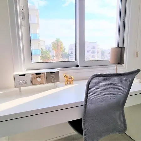 Spacious Lightflooded 2br / Near Center & Harbour * لارنكا