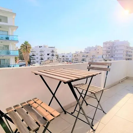 Spacious Lightflooded 2br / Near Center & Harbour * لارنكا