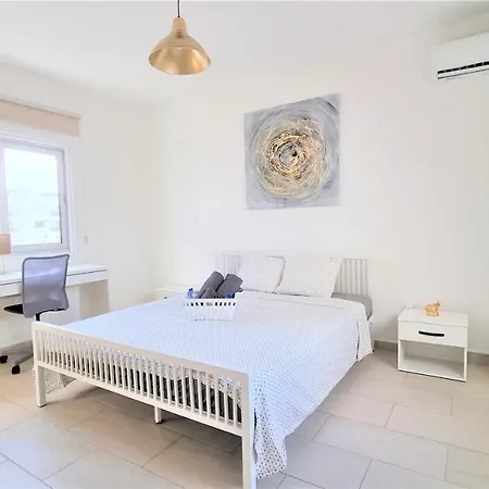 דירה Spacious Lightflooded 2br / Near Center & Harbour לרנקה